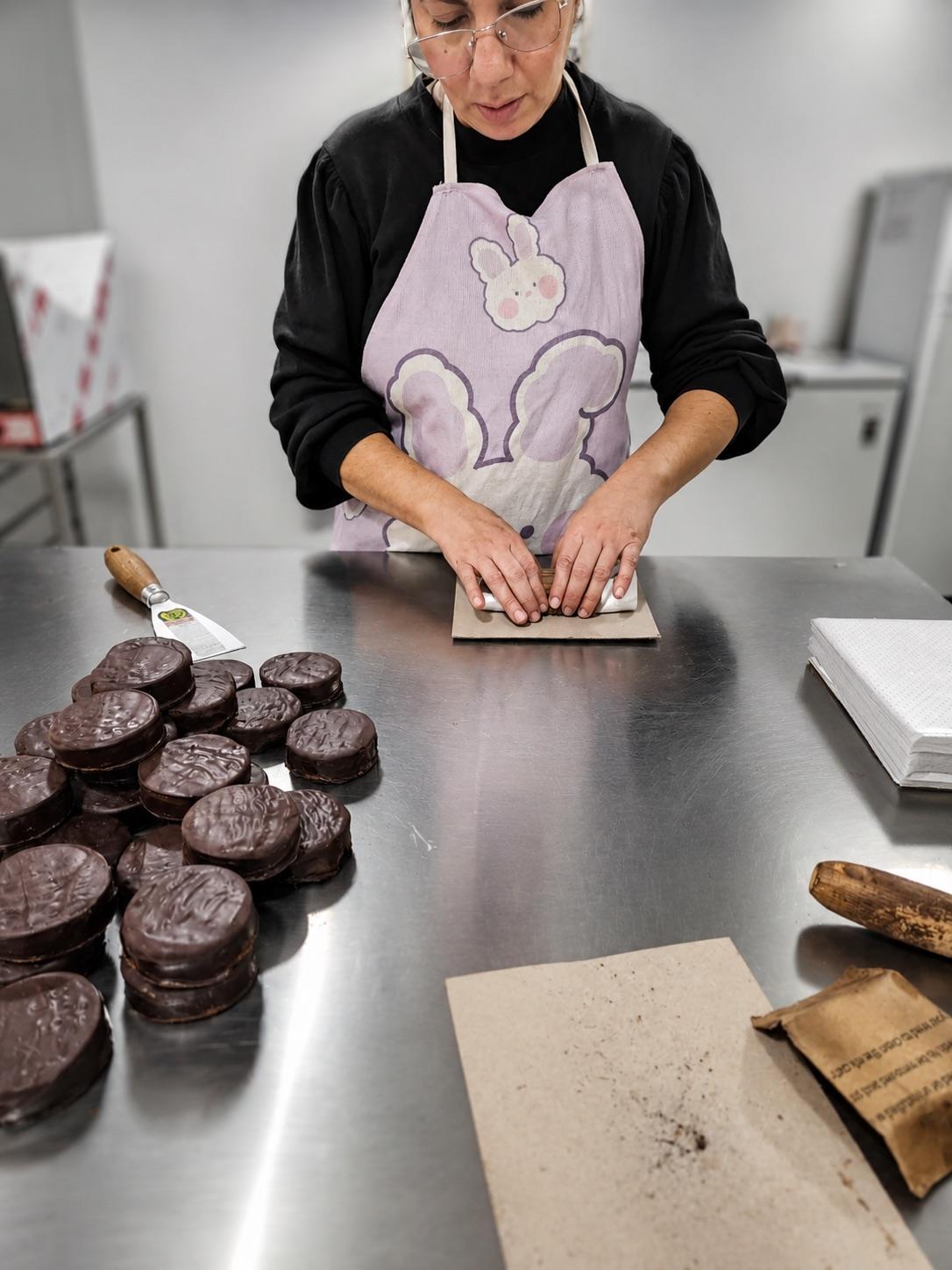 Alfajores de chocolate recién elaborados a mano